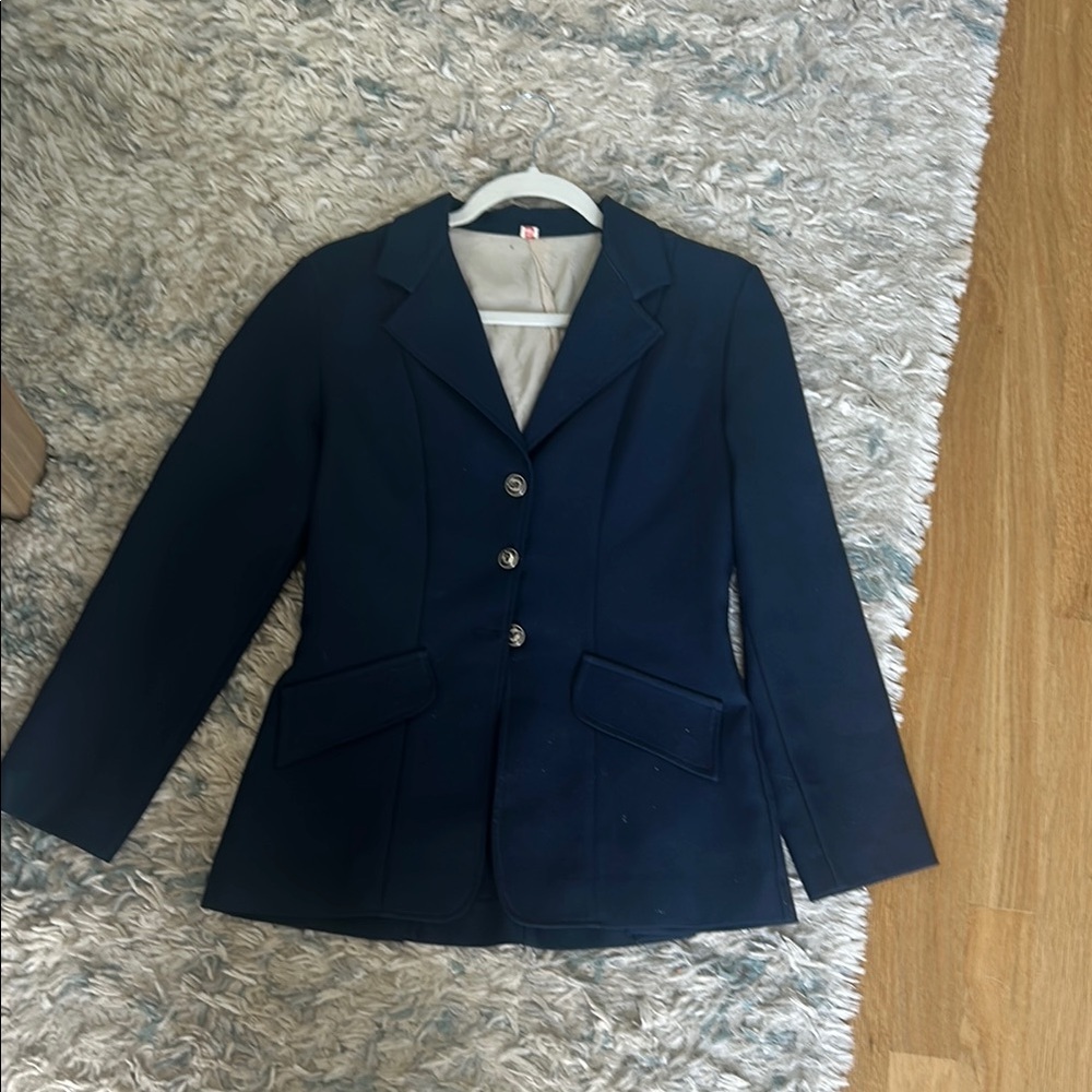 Classic Navy Blue show jacket with Notched Lapels and Fitted Silhouett